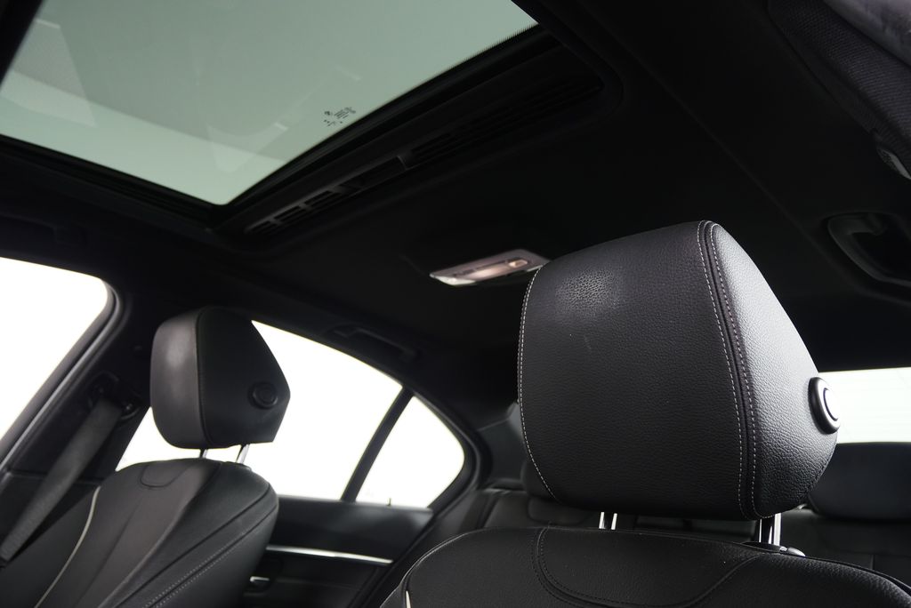 Thumbnail: 2016 BMW 3 Series - 12