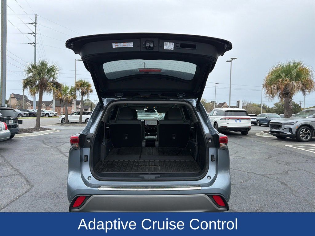 2023 Toyota Highlander Hybrid Platinum