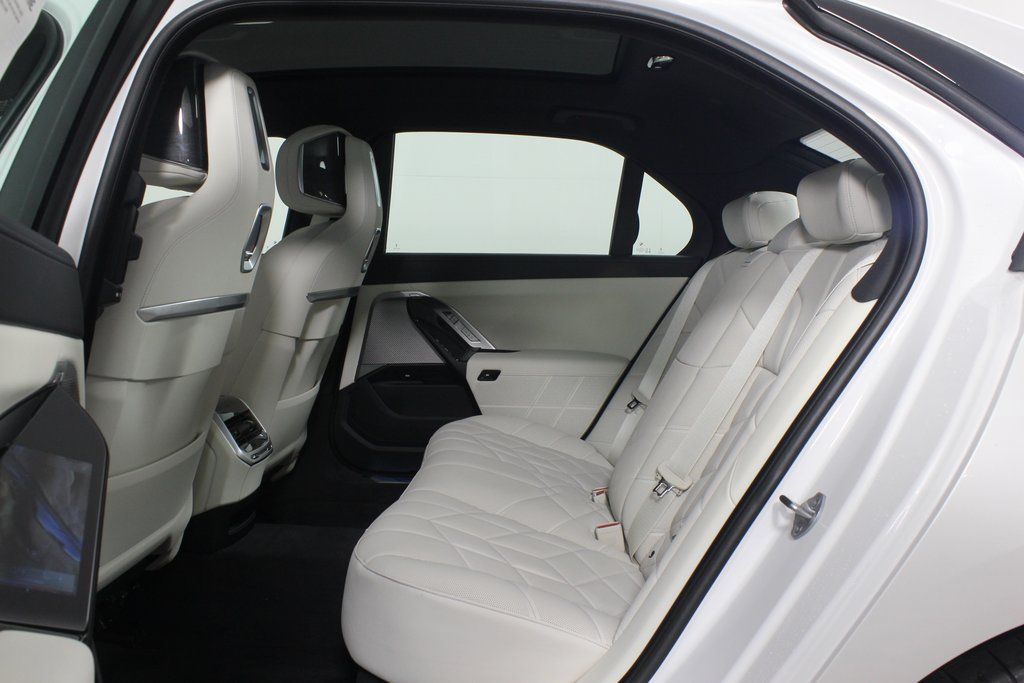 Thumbnail: 2025 BMW 7 Series - 6