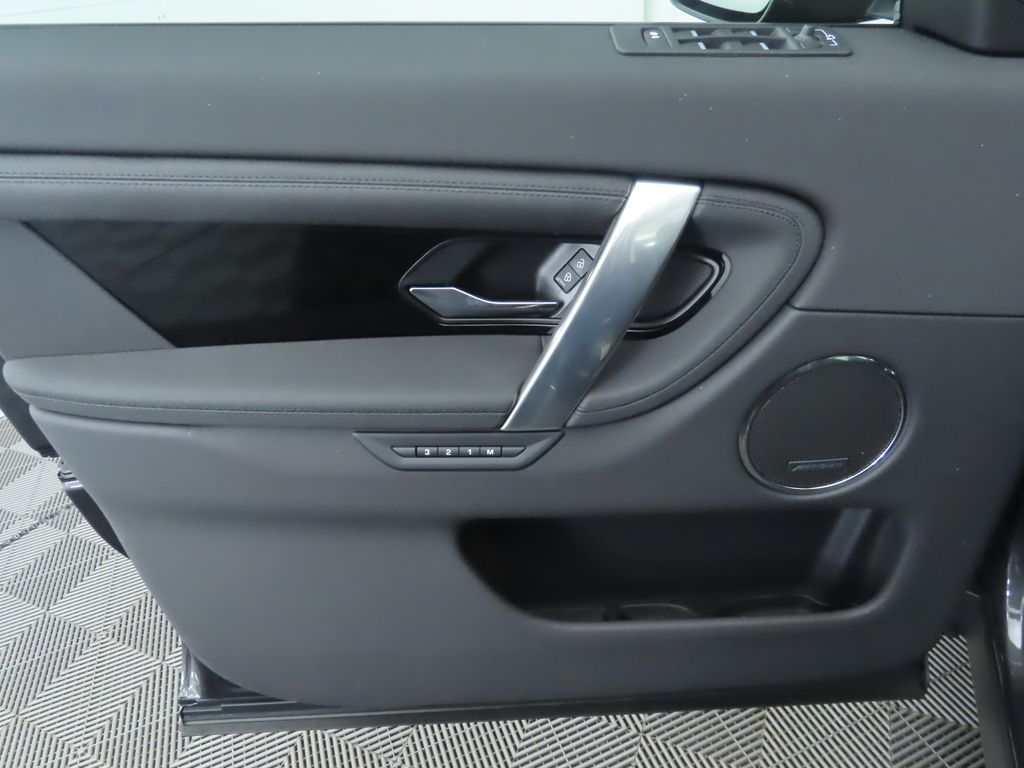 Thumbnail: 2025 Land Rover Discovery Sport - 25