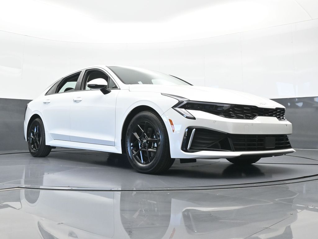 New 2025 Snow White Pearl Kia LXS image 56
