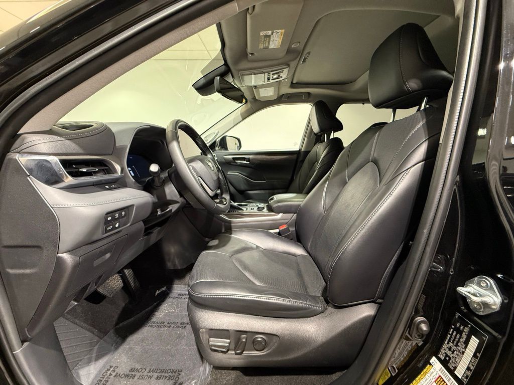 Thumbnail: 2023 Toyota Highlander - 13
