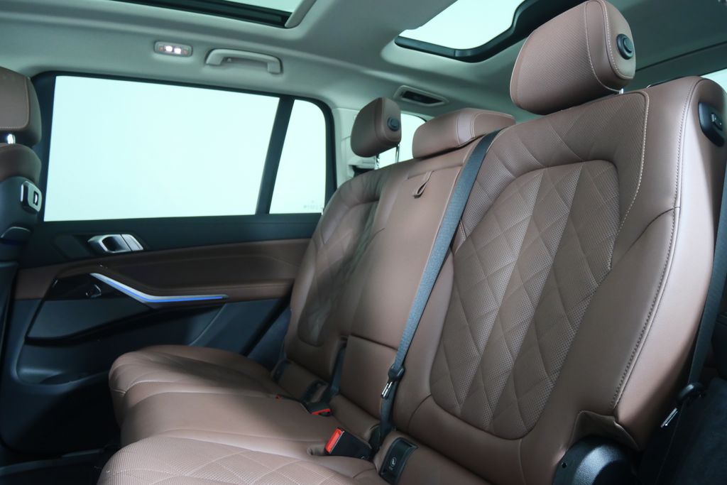 Thumbnail: 2025 BMW X7 - 15