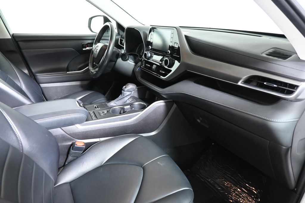 Thumbnail: 2022 Toyota Highlander - 26