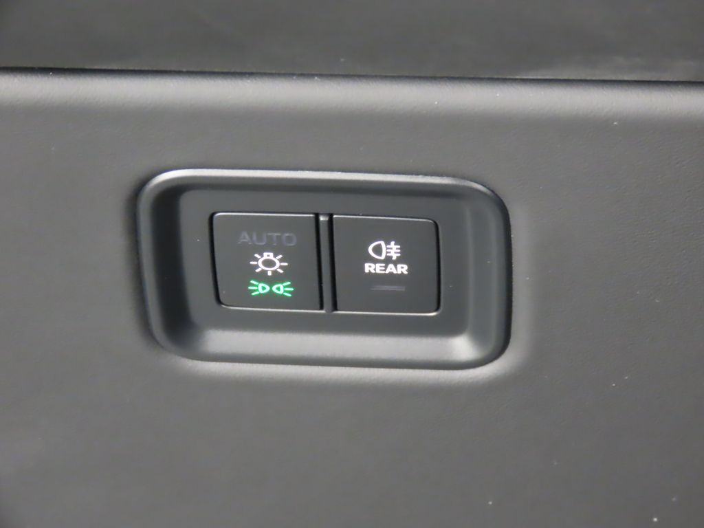 Thumbnail: 2025 Porsche Macan - 25