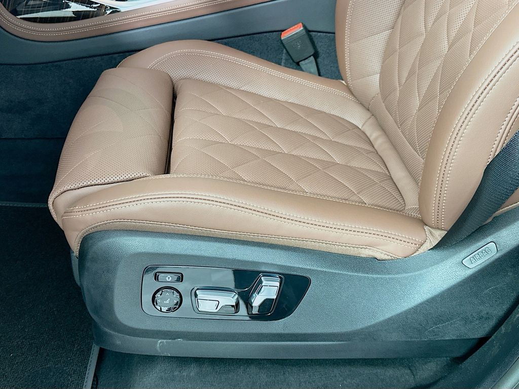 Thumbnail: 2026 BMW X7 - 21
