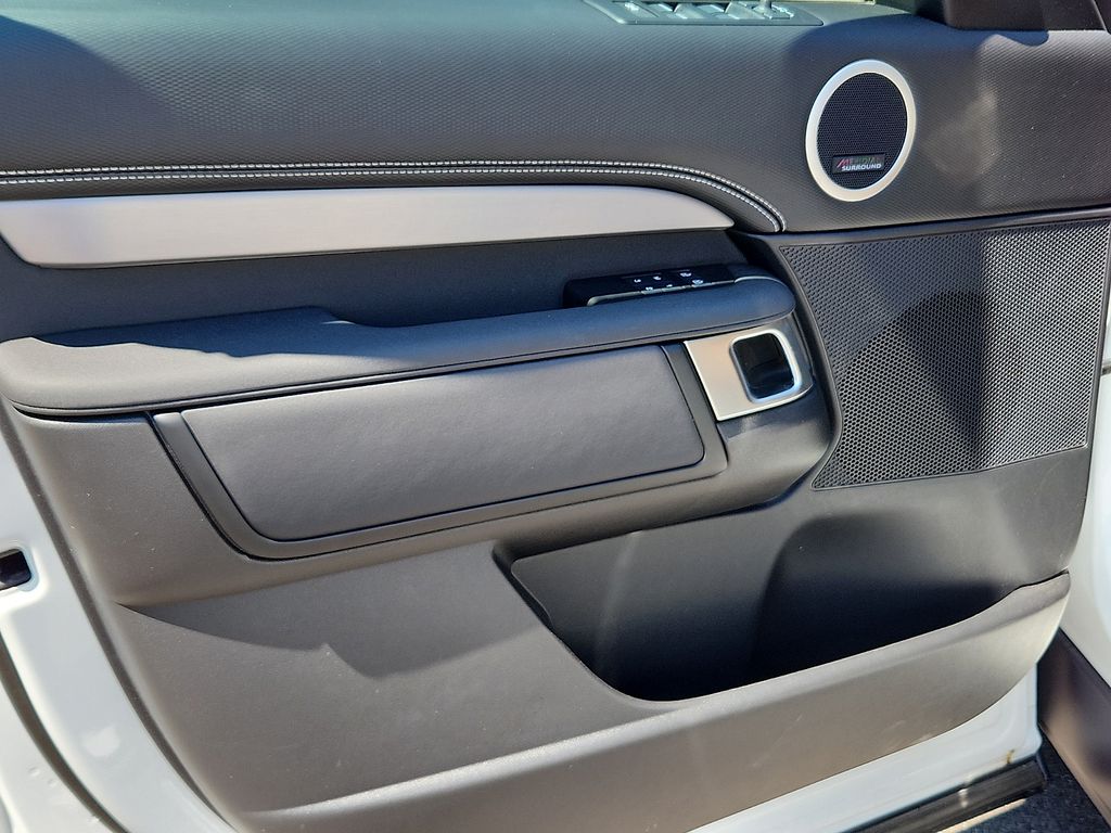 Thumbnail: 2026 Land Rover Discovery - 12