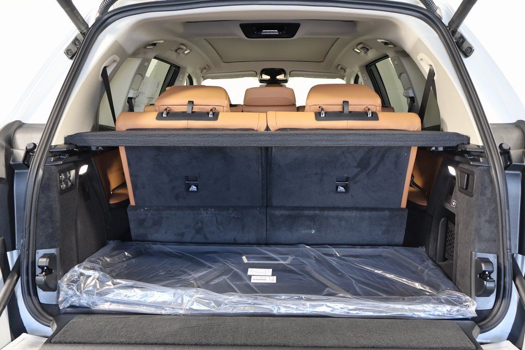 Thumbnail: 2027 BMW X7 - 8