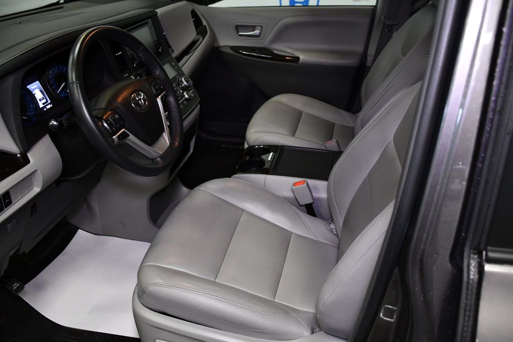 Thumbnail: 2018 Toyota Sienna - 6
