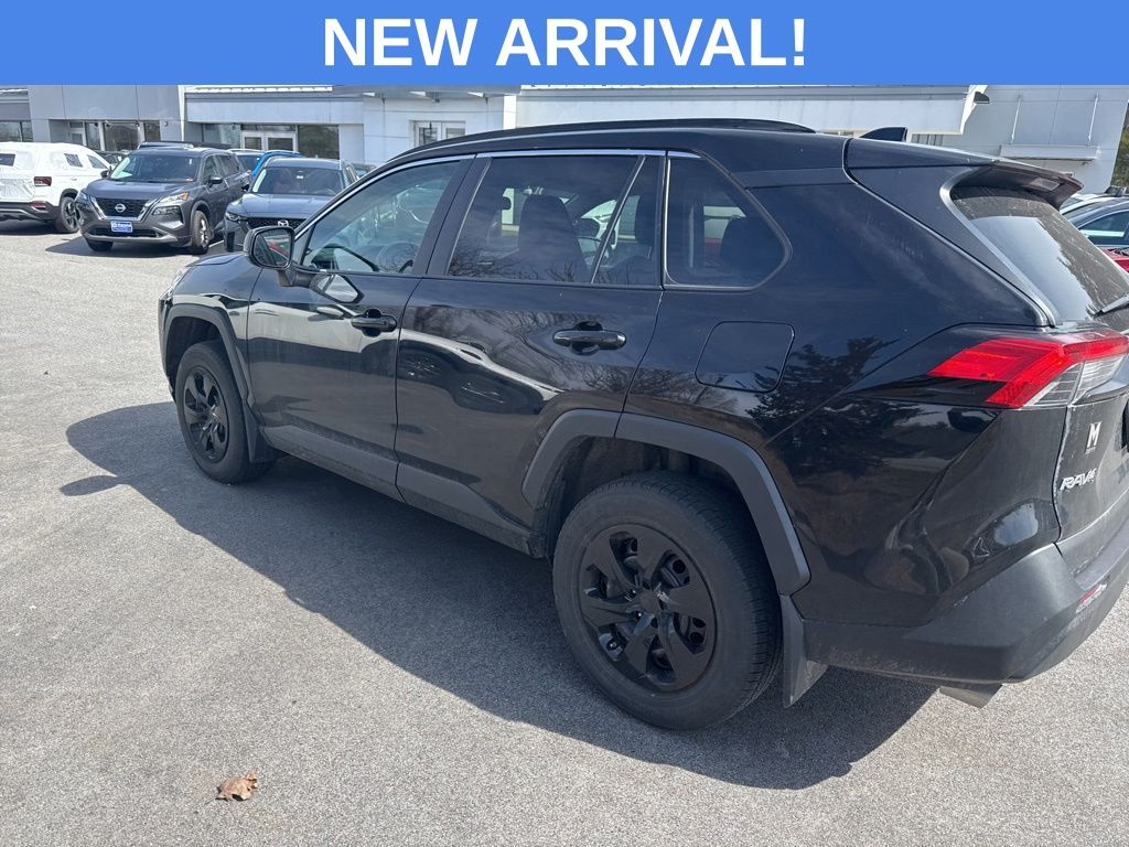 Used 2021  Toyota LE image 13