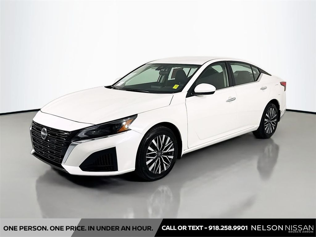 Pearl White Tricoat 2023 Nissan Altima Sedan All-Wheel Drive Continuously Variable Transmission