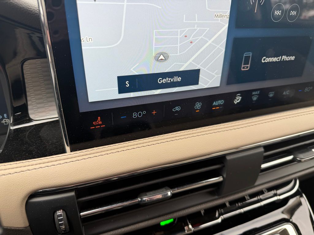 Used 2023 White Lincoln Standard image 9