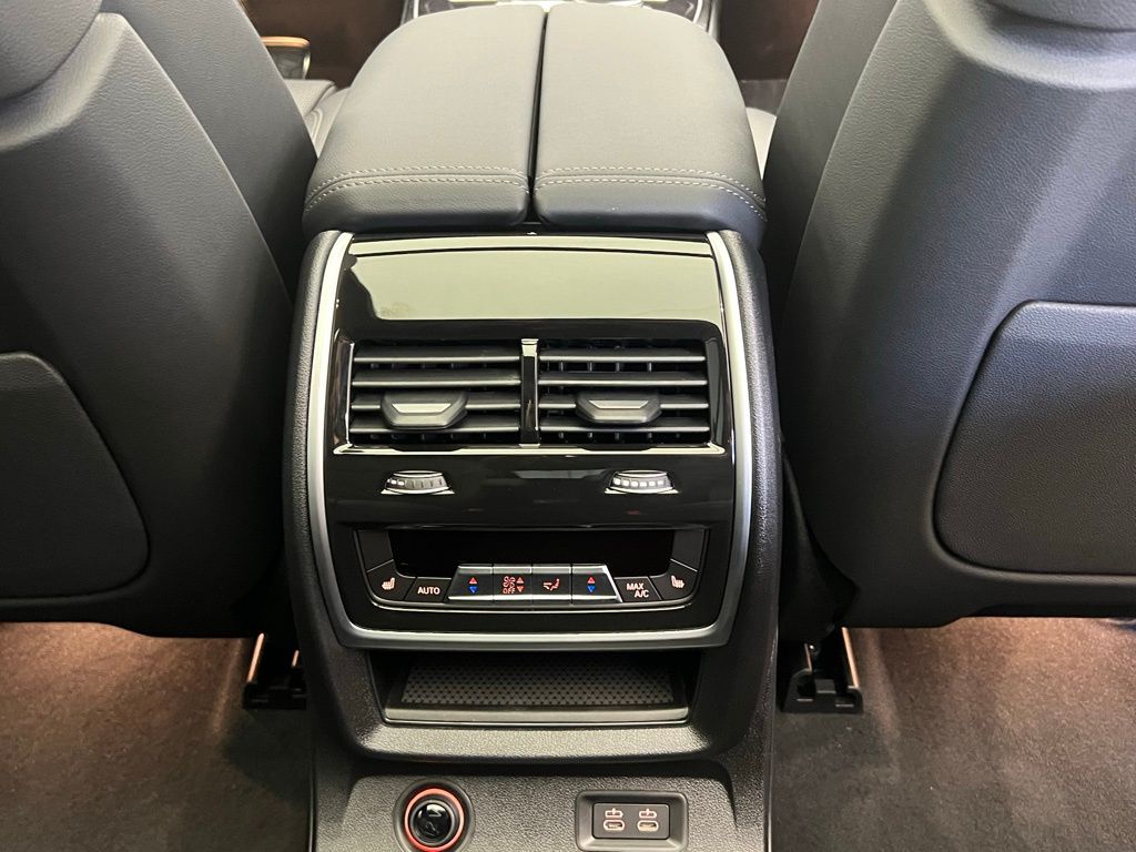 Thumbnail: 2026 BMW X7 - 10