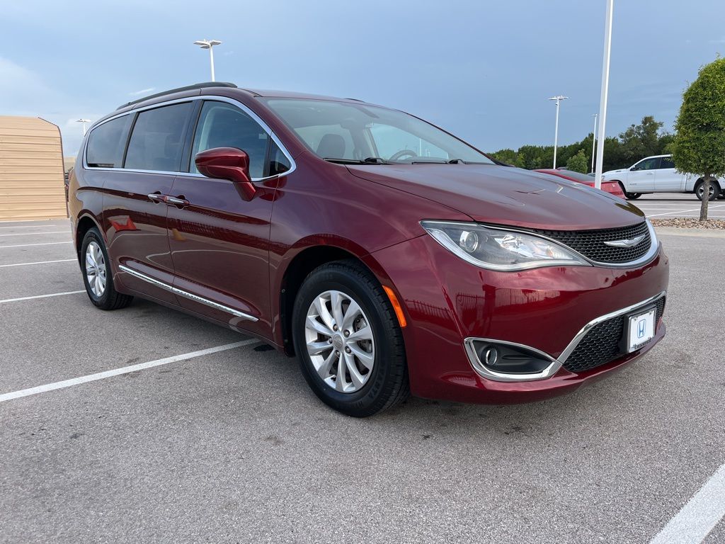 Thumbnail: 2017 Chrysler Pacifica - 3