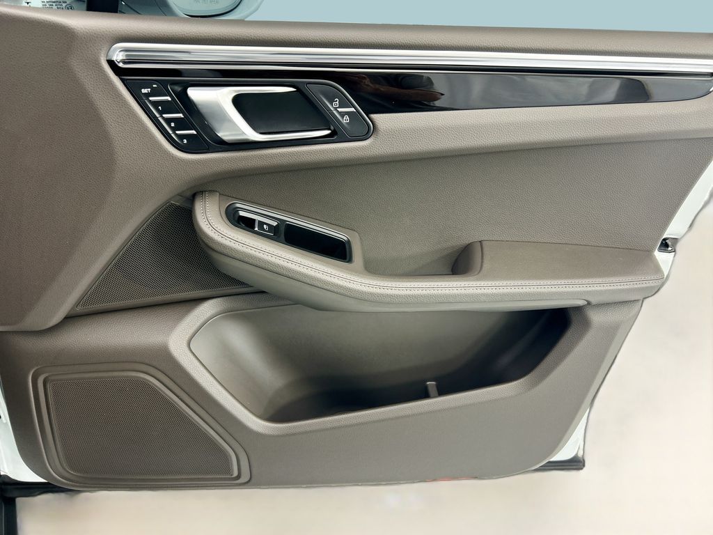 Thumbnail: 2023 Porsche Macan - 25