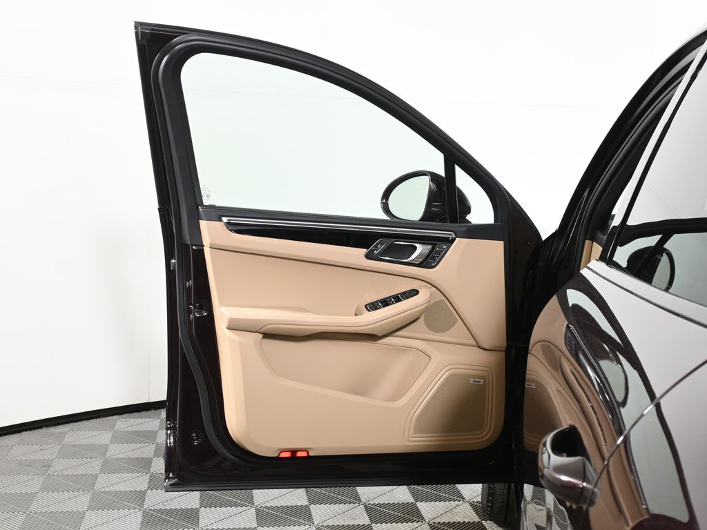 Thumbnail: 2025 Porsche Macan - 30