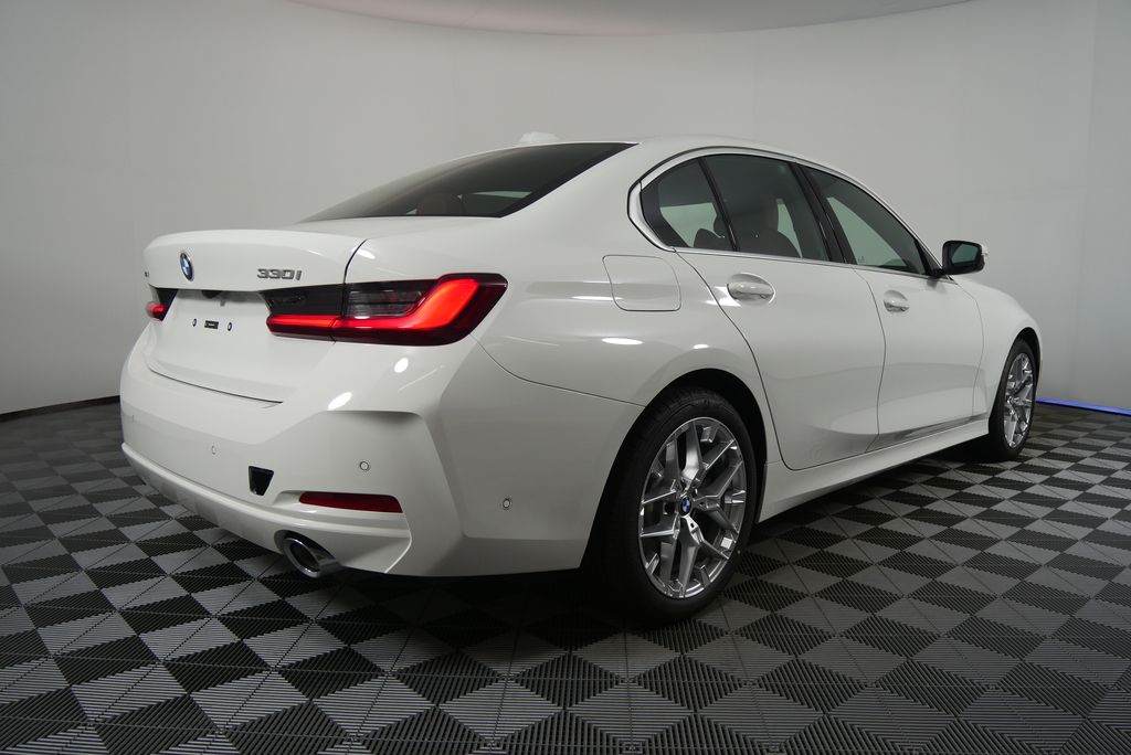 Thumbnail: 2026 BMW 3 Series - 3