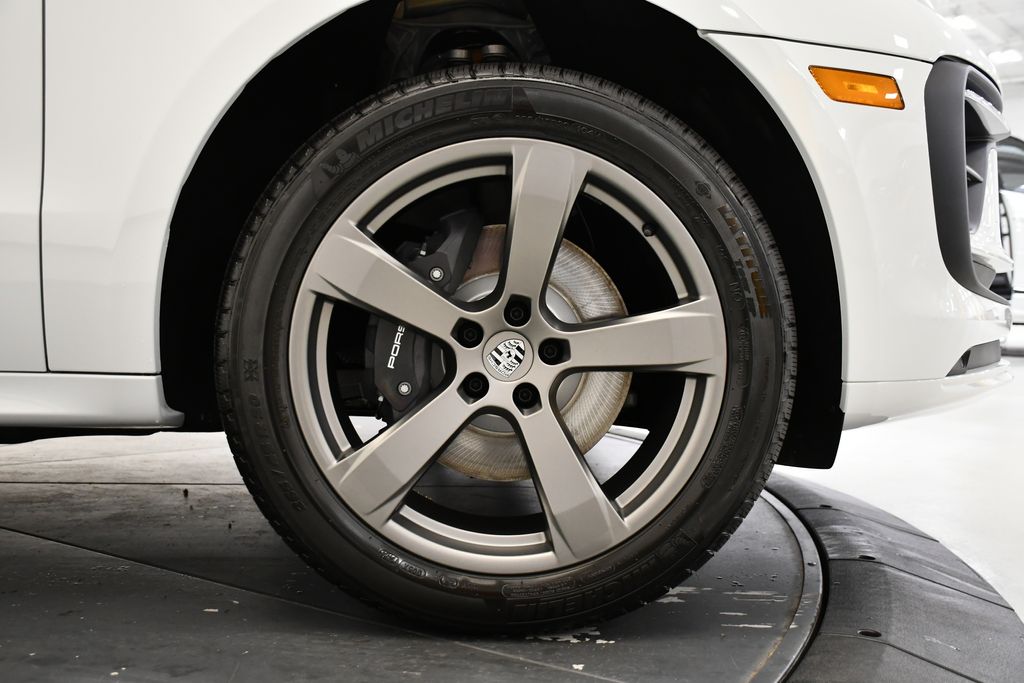 Thumbnail: 2026 Porsche Macan - 19