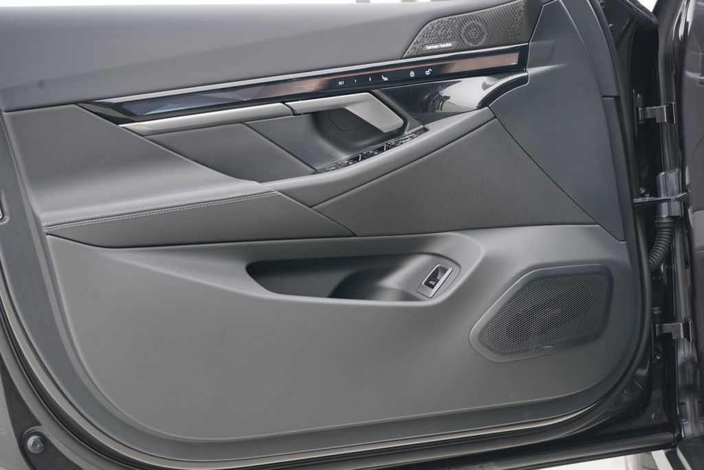 Thumbnail: 2026 BMW i5 - 10