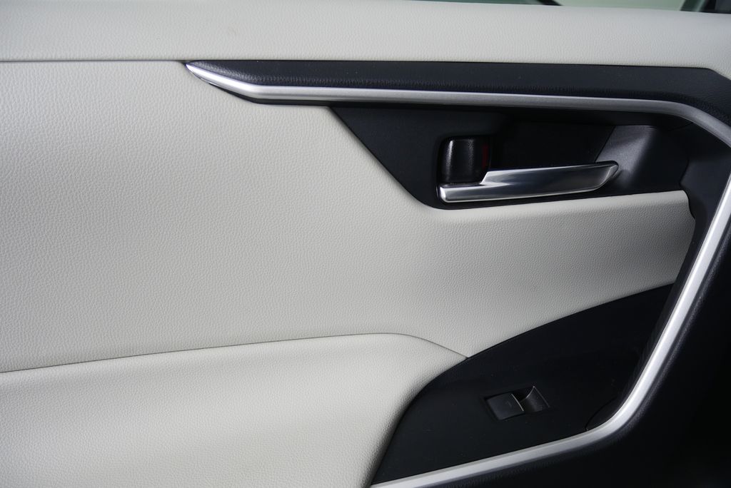 Thumbnail: 2022 Toyota RAV4 - 13