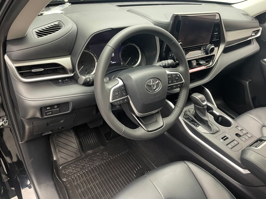 Thumbnail: 2024 Toyota Highlander - 11