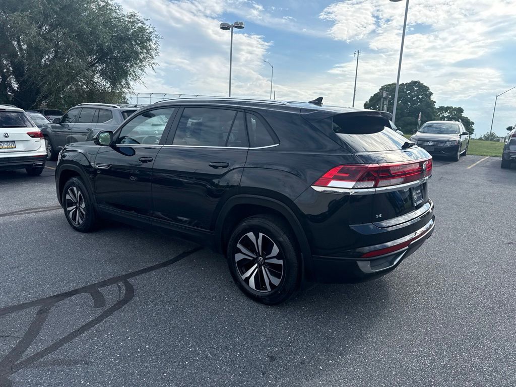 2024 Volkswagen Atlas Cross Sport 2.0T SE Black at Subaru and VW of Moon Township