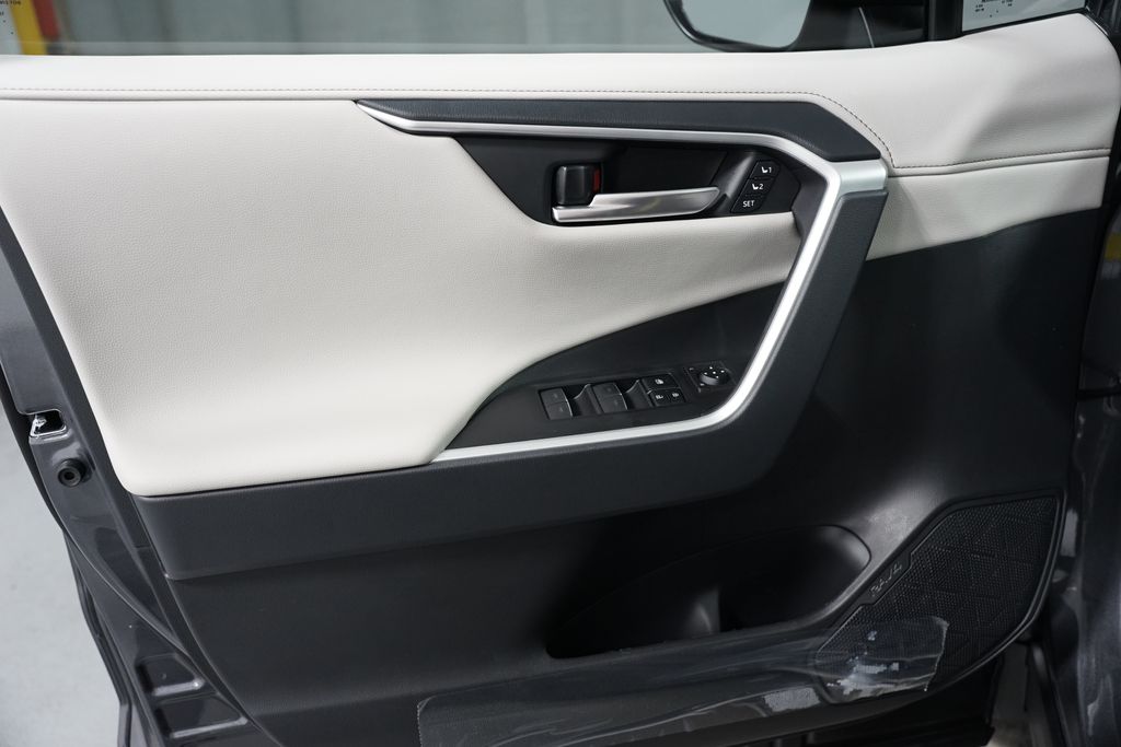 Thumbnail: 2025 Toyota RAV4 - 32