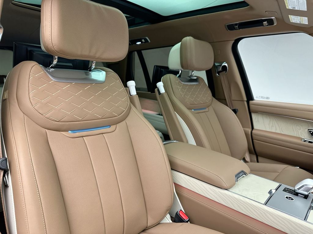 2025 Land Rover Range Rover SV 4