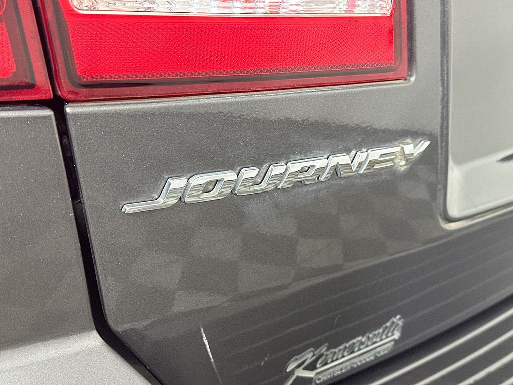 Used 2018 Gray Dodge SE image 27