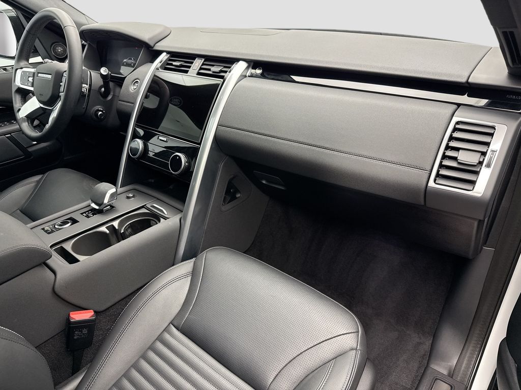 Thumbnail: 2025 Land Rover Discovery - 16