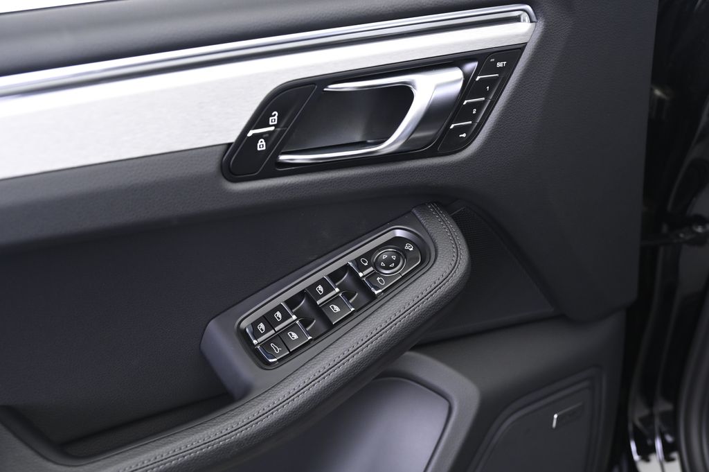 Thumbnail: 2025 Porsche Macan - 27