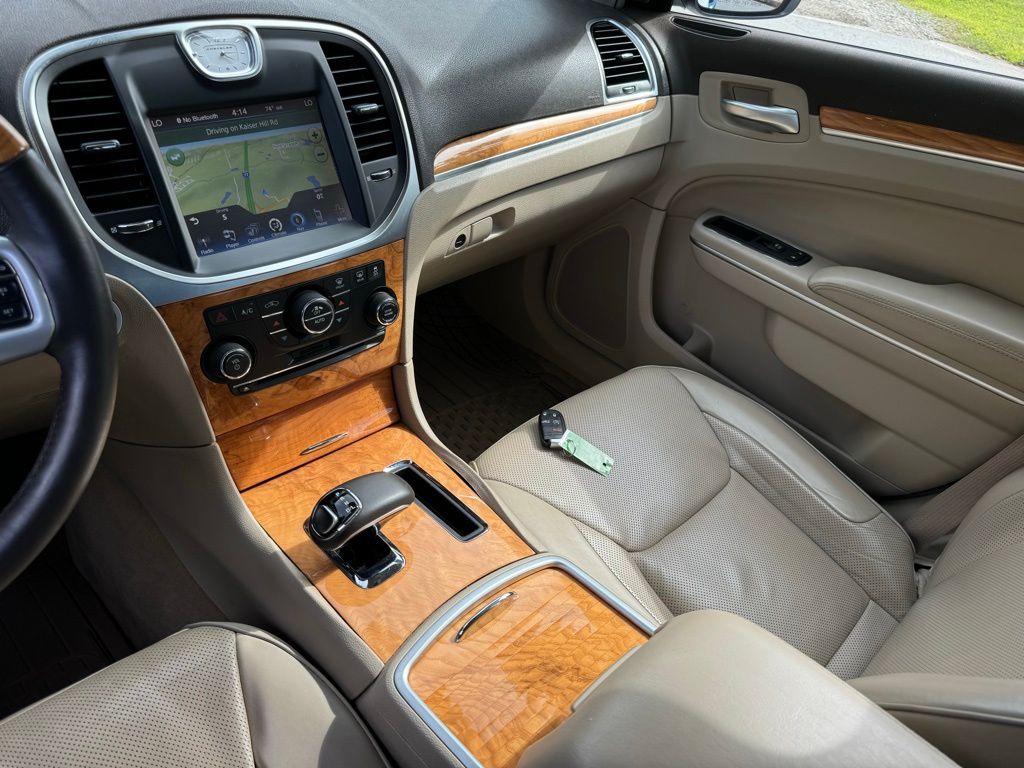 2014 Chrysler 300C Base 33