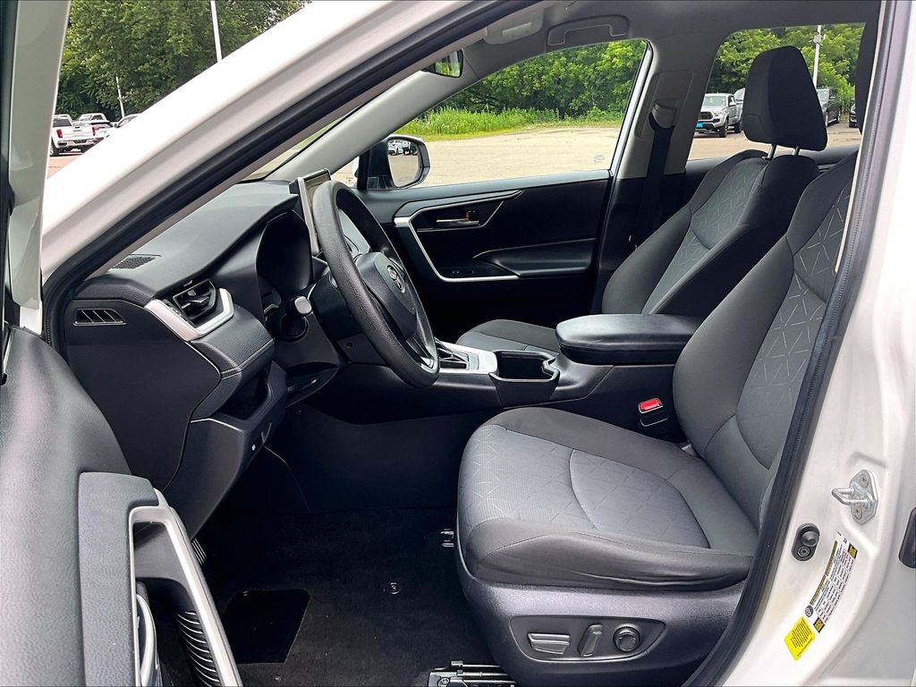 2024 Toyota RAV4 — photo 10
