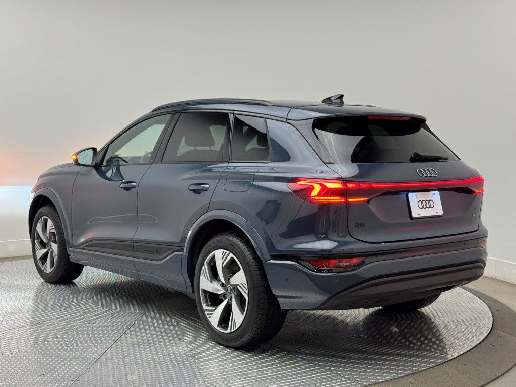 2025 Audi e-tron Premium 8