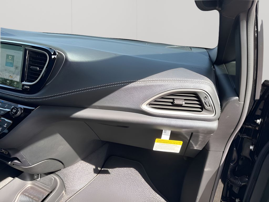 2025 Chrysler Pacifica Select - Photo 15