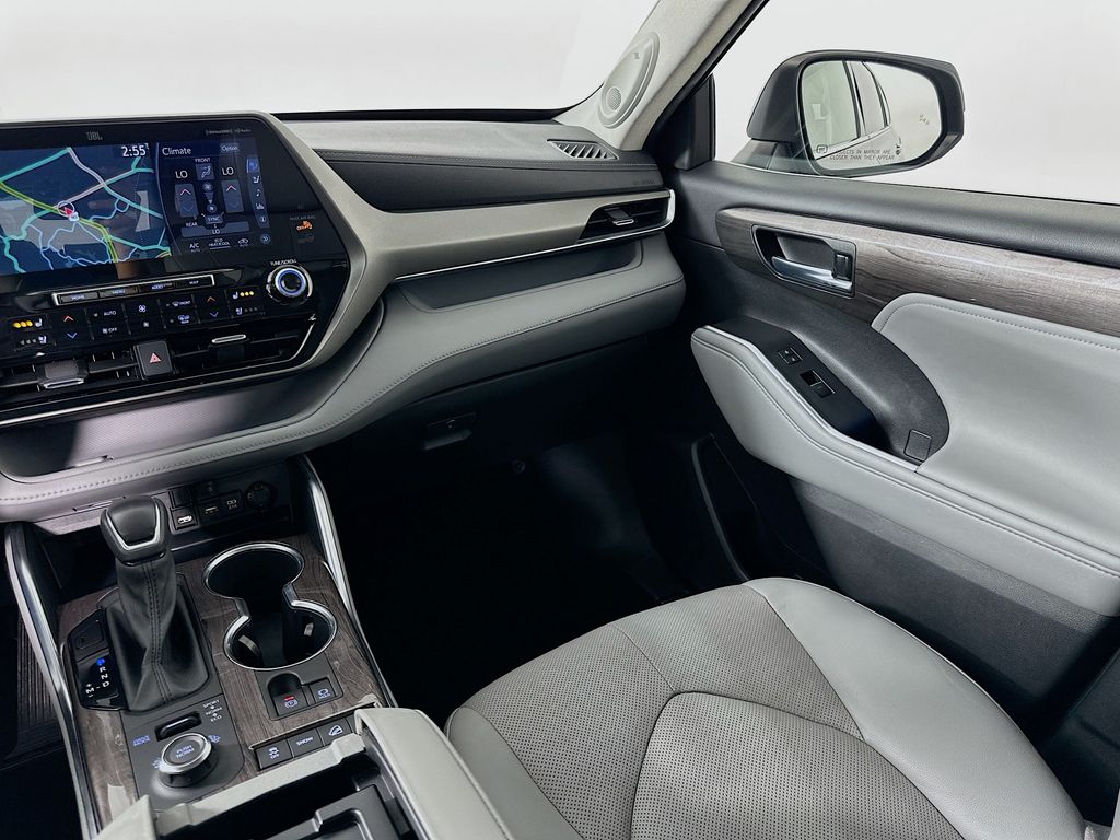 Thumbnail: 2021 Toyota Highlander - 24