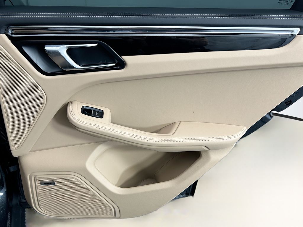 Thumbnail: 2026 Porsche Macan - 28