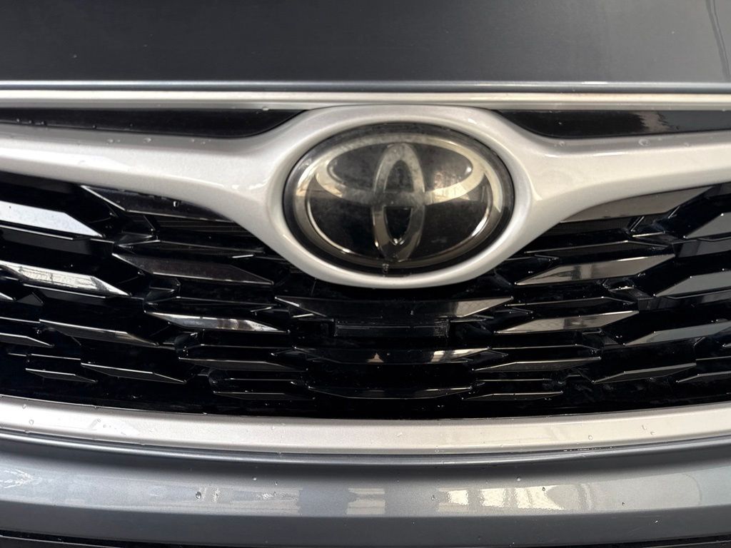 Thumbnail: 2021 Toyota Highlander - 14