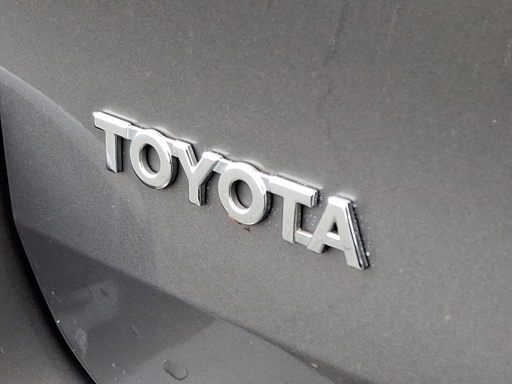 2004 Toyota Sienna CE 28