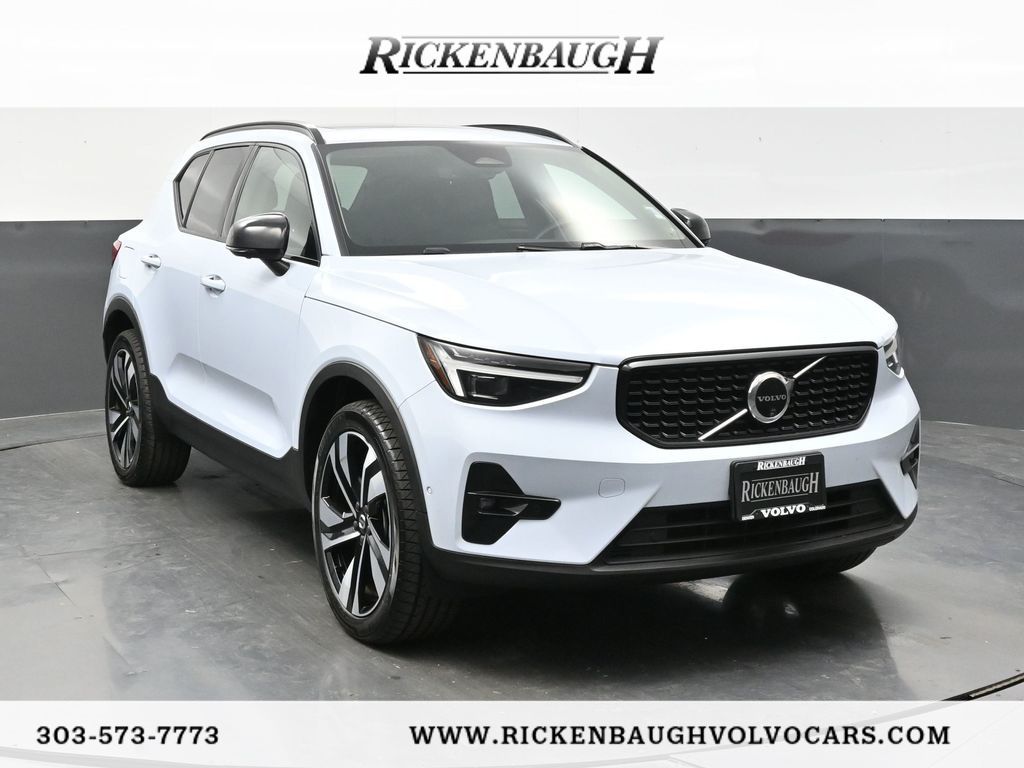 2024 Volvo XC40 B5 Plus Dark Theme AWD