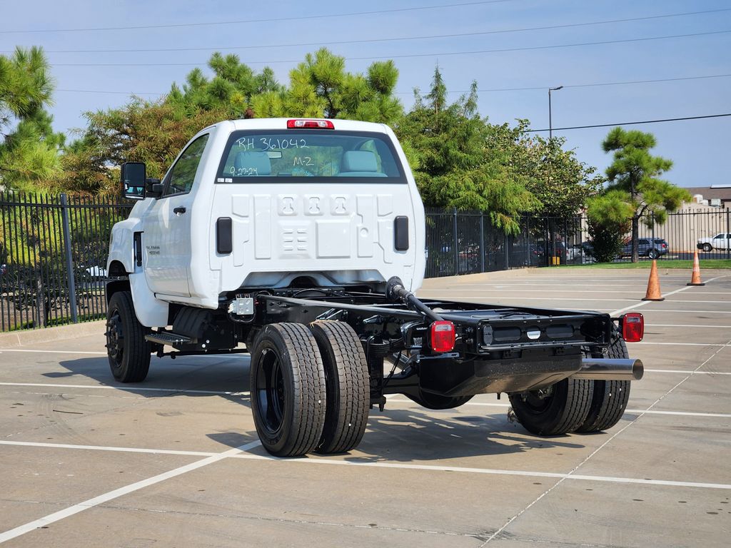 2024 Chevrolet Silverado 4500HD LT photo 2