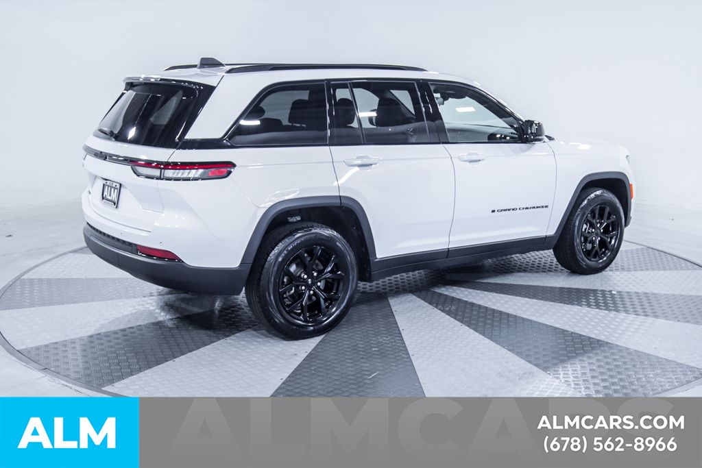 Used 2025 White/off-white Jeep Altitude image 8