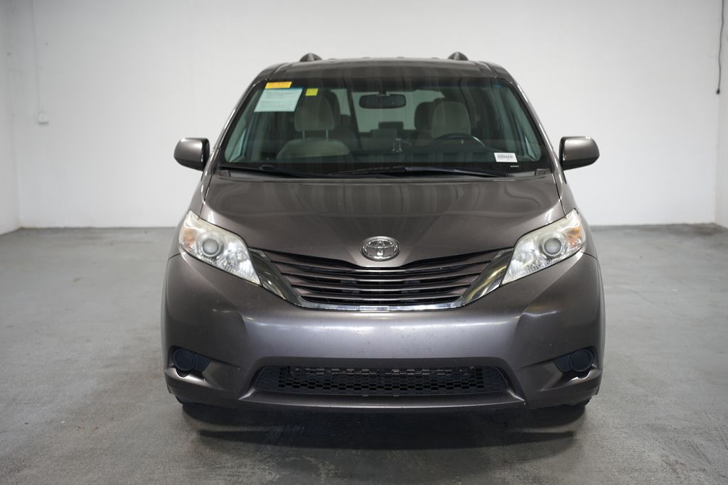 Thumbnail: 2017 Toyota Sienna - 2