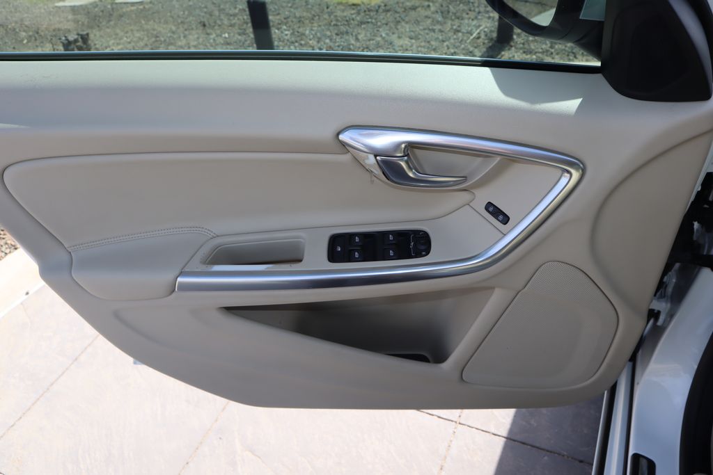 2015 Volvo V60 T5 23