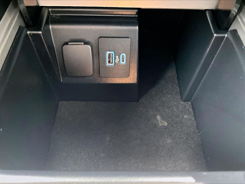 2022 Ford Explorer — photo 28