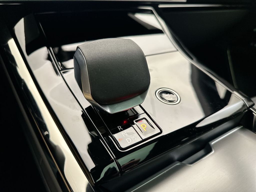 2025 Land Rover Range Rover Sport SE 12