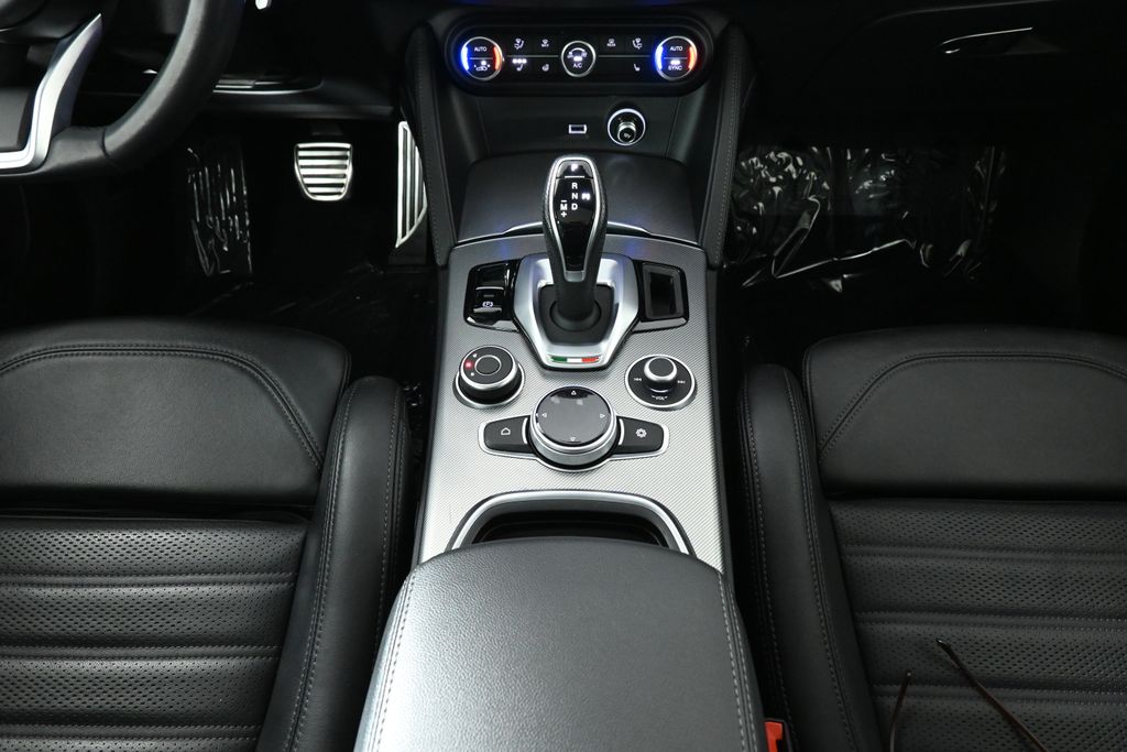 Thumbnail: 2022 Alfa Romeo Stelvio - 24