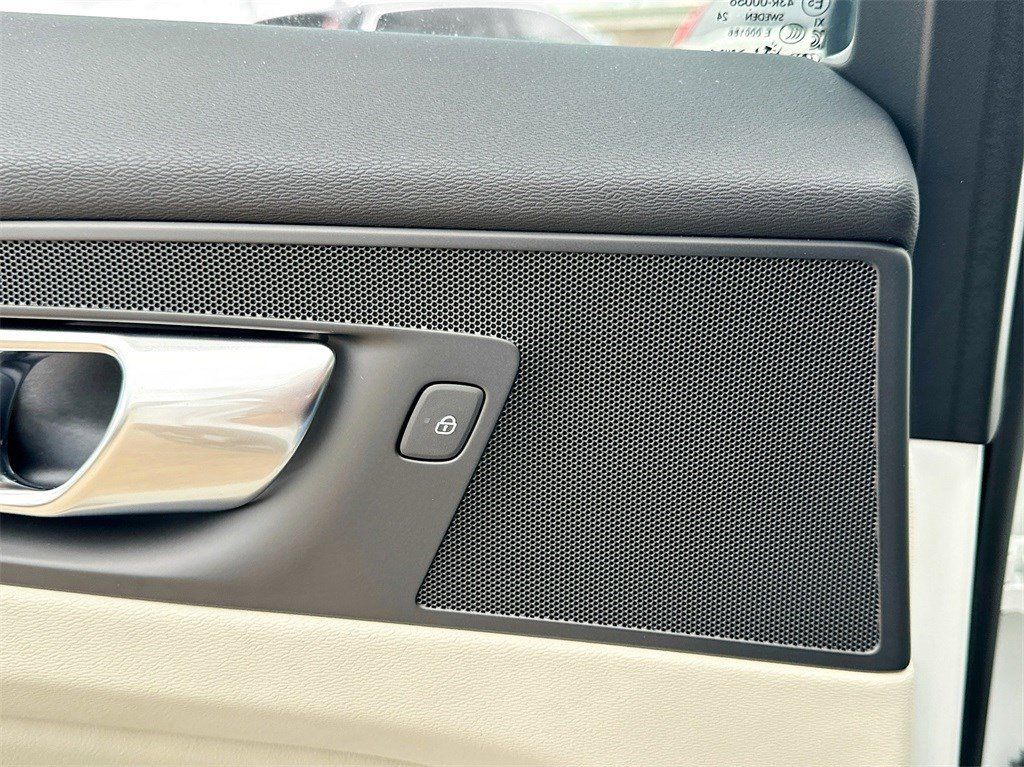 New 2025 Crystal White Volvo T8 Plus image 27