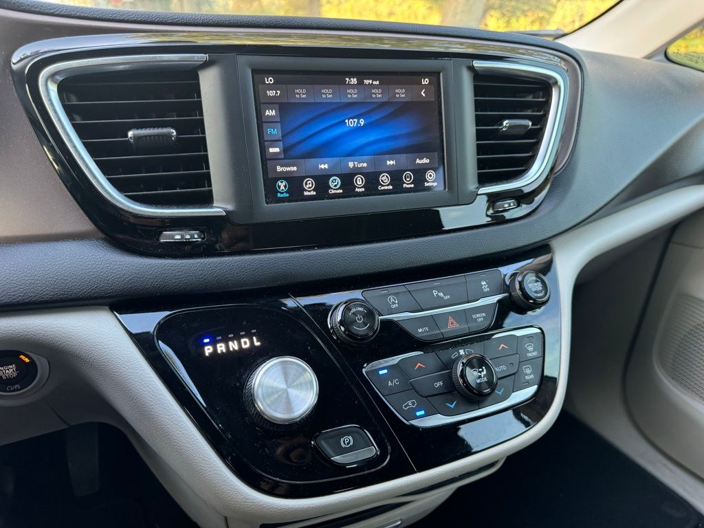 2019 Chrysler Pacifica Touring L 19