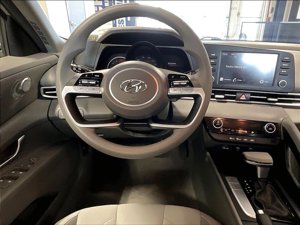 2023 Hyundai Elantra — photo 17